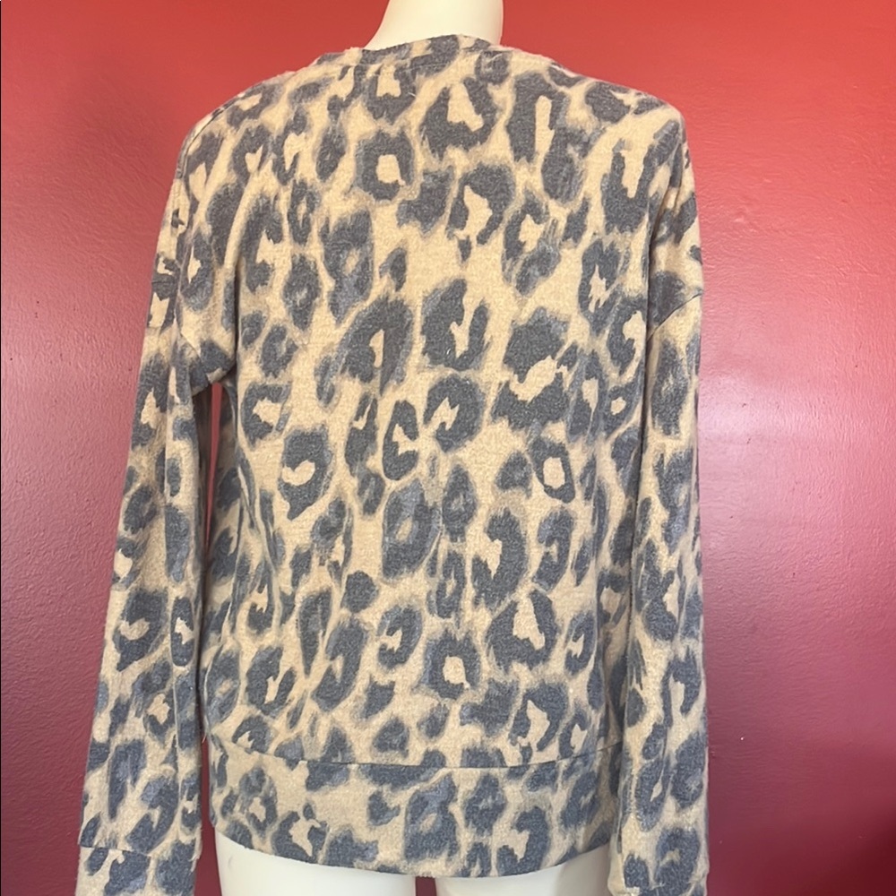 Like new Olive + Oak Leopard Print knotted front blouse - Picture 8 of 12